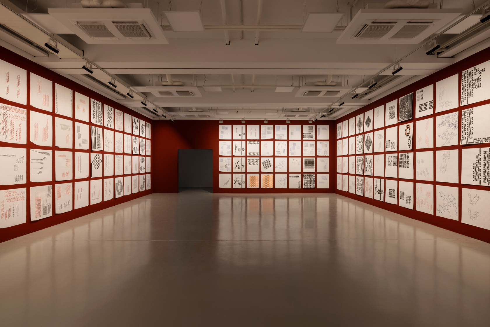 Installation view Tauba Auerbach: Tide, Fridericianum, Kassel. © Tauba Auerbach, documenta und Museum Fridericianum. Photo: Andrea Rossetti