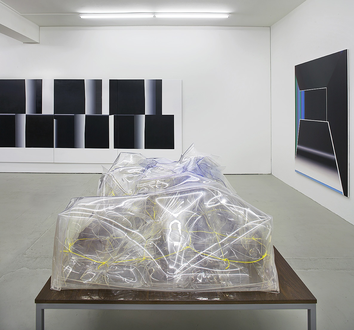 Exhibition view: der Absolute Zusammenhang, Olaf Holzapfel, Johnen Galerie, Berlin, 2005 Photo © Sebastian Schobbert