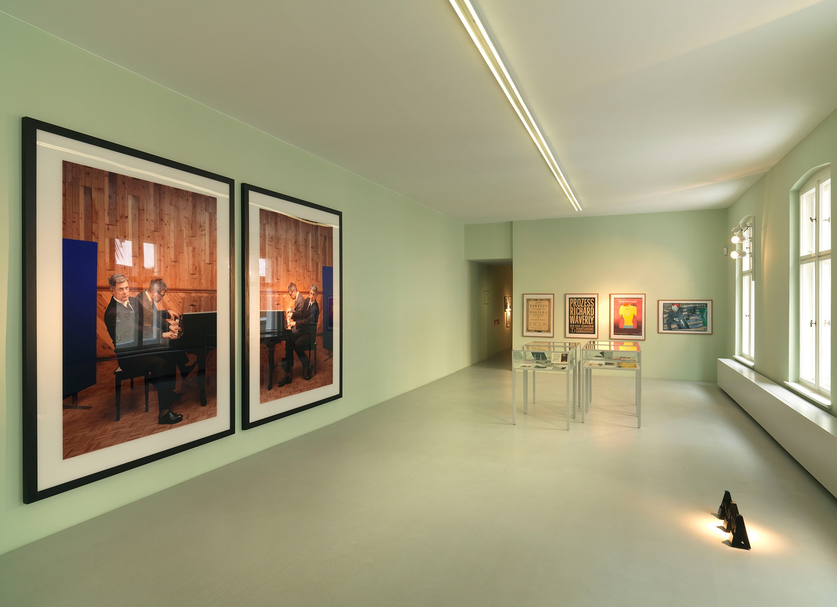 Exhibition view: Konversationsstücke Akt 1 (kuratiert von Jens Hoffmann), Johnen Galerie, Berlin, 2009 Photo © Jens Ziehe