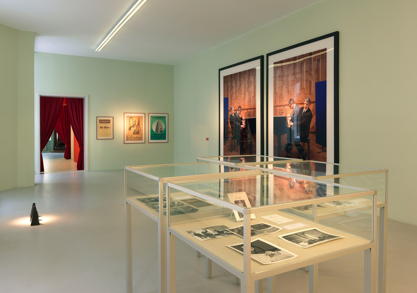 Exhibition view: Konversationsstücke Akt 1 (kuratiert von Jens Hoffmann), Johnen Galerie, Berlin, 2009 Photo © Jens Ziehe