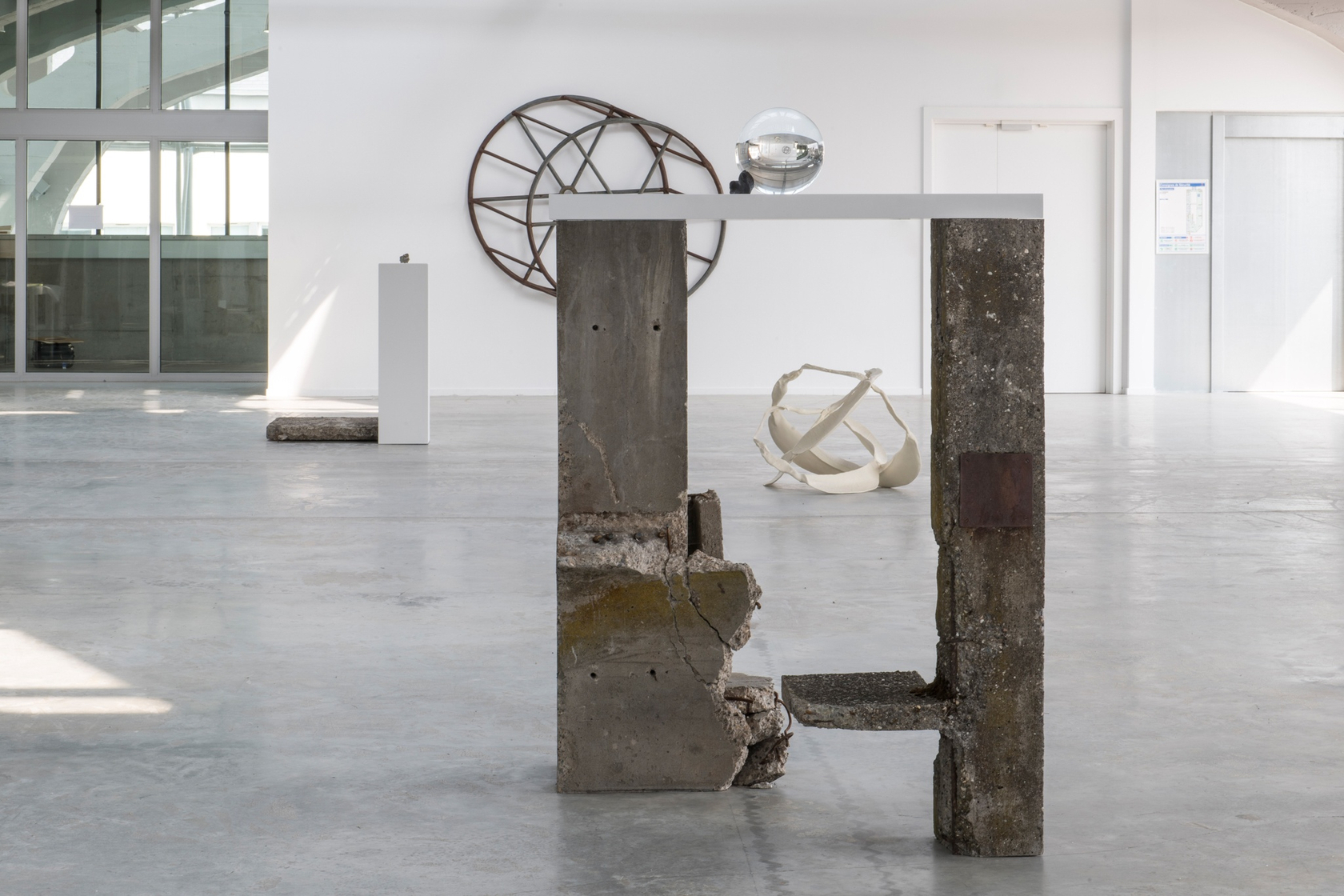 Exhibition view: Negative Knots, La Kunsthalle Mulhouse, 2018 Photo © Sébastien Bozon