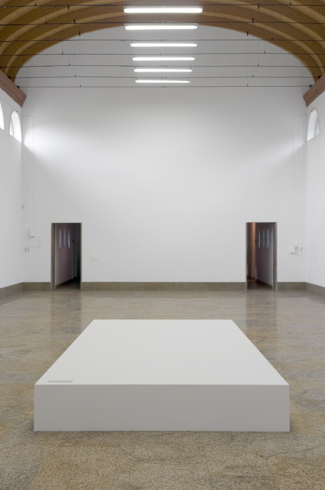 La Visite au Musée (La Victoire), [The Museum Visit (The Victory)], 2010 Absence, thassos marble Dimensions variable Photo © Aurélien...