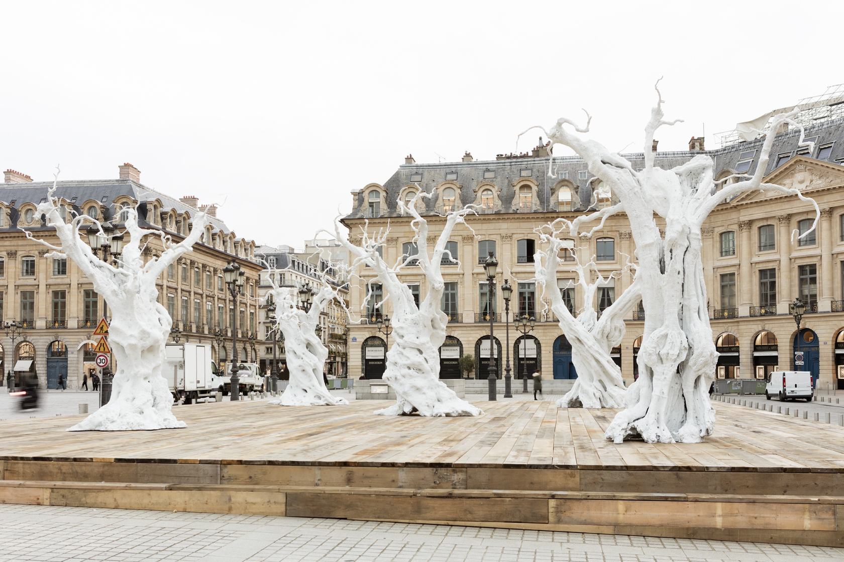 From left to right: hunger moon, 2011 cast aluminum, white enamel 480 cm &times; 550 cm &times; 460 cm winter...