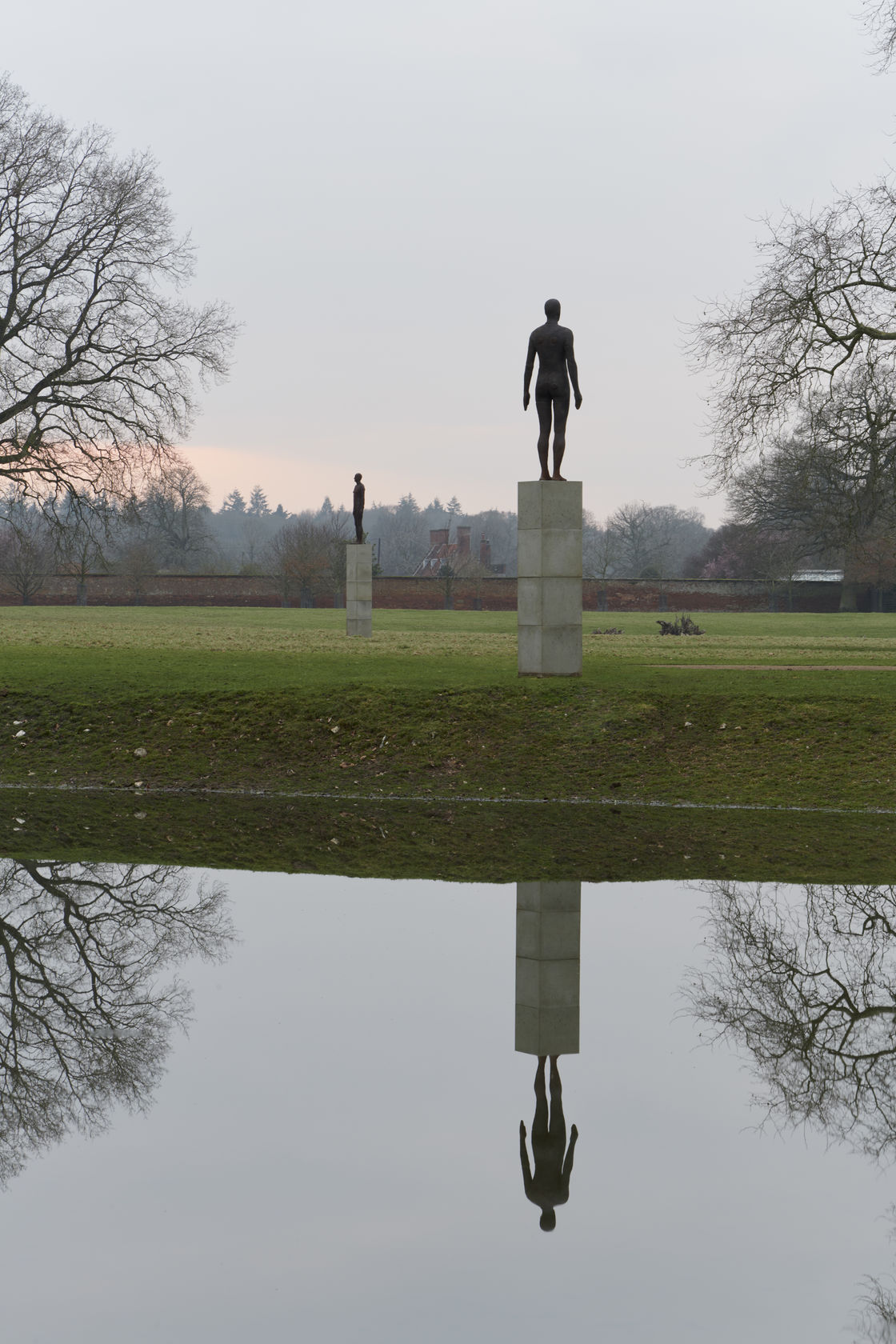 Antony Gormley, Time Horizon, 2006 cast iron, 100 elements, each 189 × 53 × 29 cm Installation Houghton Hall, Norfolk,...