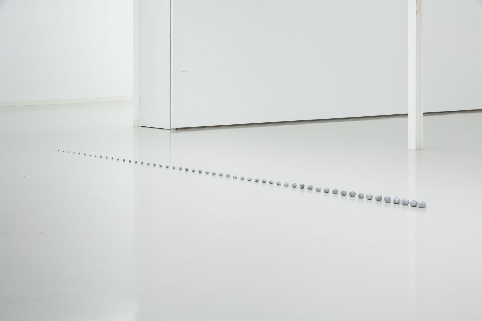 ONE APPLE, 1982 Apples, lead and air 7 x 1110 x 7 cm (53 pieces altogether)