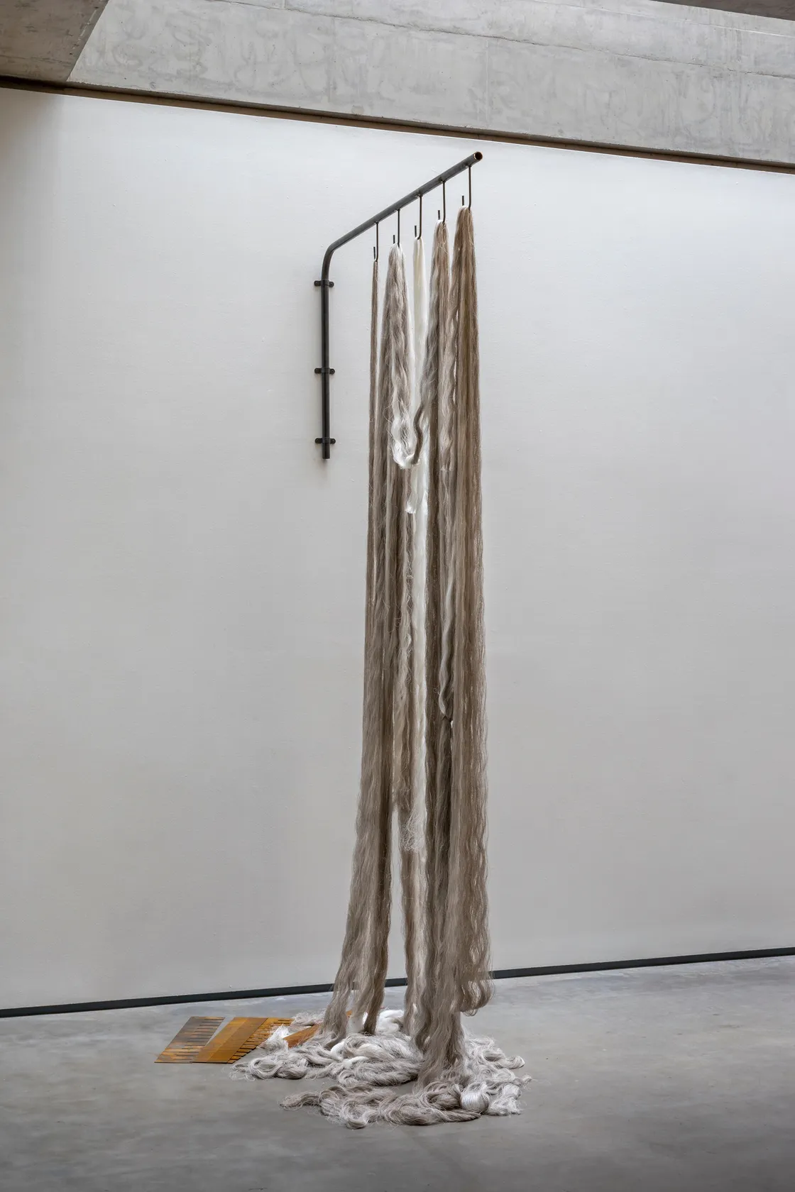 Claire Barclay, Thrum, 2022