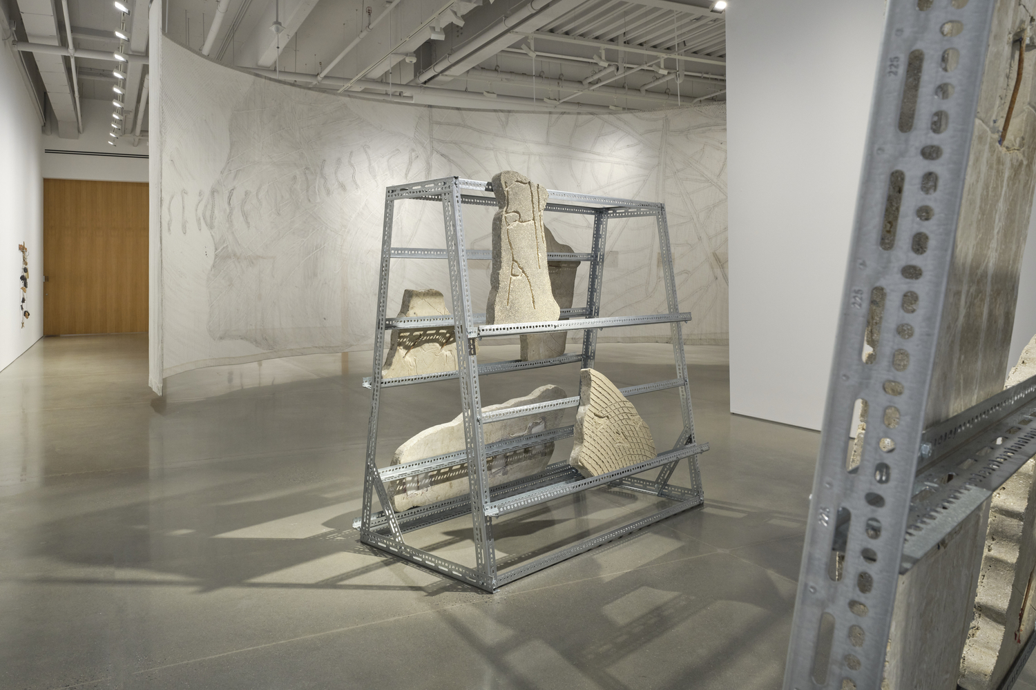 vista de instalaci&amp;oacute;n de mariana castillo deball:&amp;nbsp;serpent disappearances, kurimanzutto, nueva york, 2026. foto: zach hyman