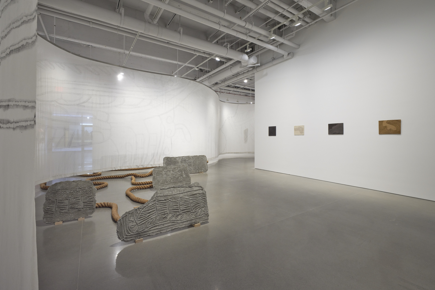 vista de instalaci&amp;oacute;n de mariana castillo deball:&amp;nbsp;serpent disappearances, kurimanzutto, nueva york, 2026. foto: zach hyman