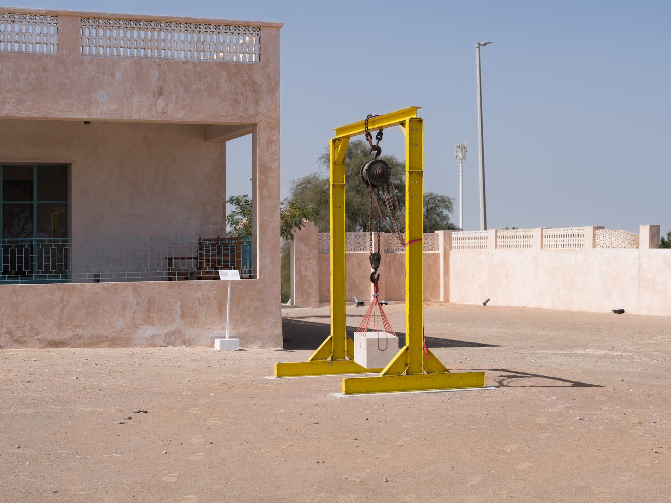 vista de instalaci&amp;oacute;n de akram zaatari en sharjah biennial 16: to carry, sharjah, 2025. foto: danko stjepanovic