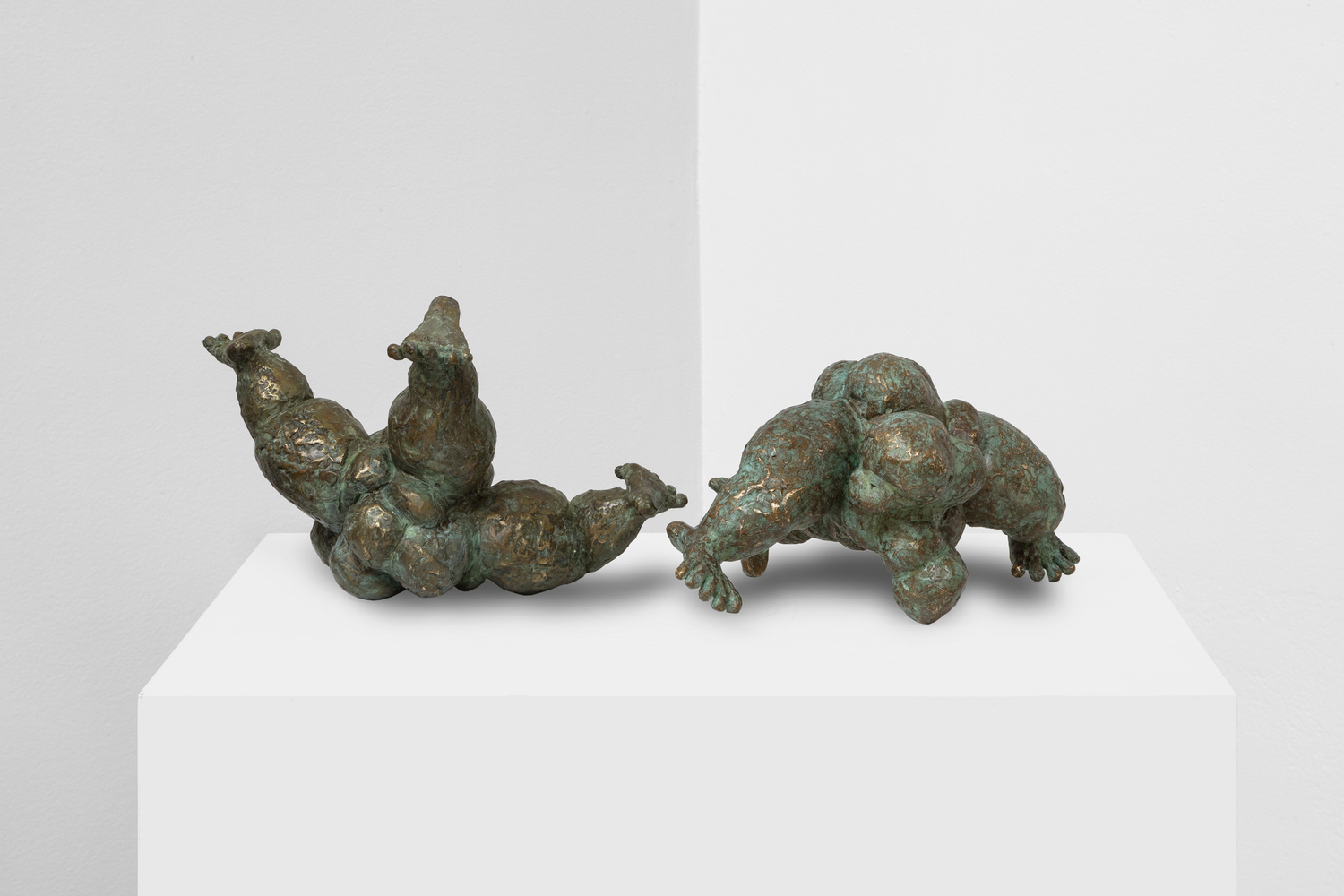 que se vaya la poes&amp;iacute;a si es necesario aqu&amp;iacute; solo queda un poema desecho, 3, 2023, bronce con p&amp;aacute;tina veteada verde, 27 x 20 x 21 cm&amp;nbsp;