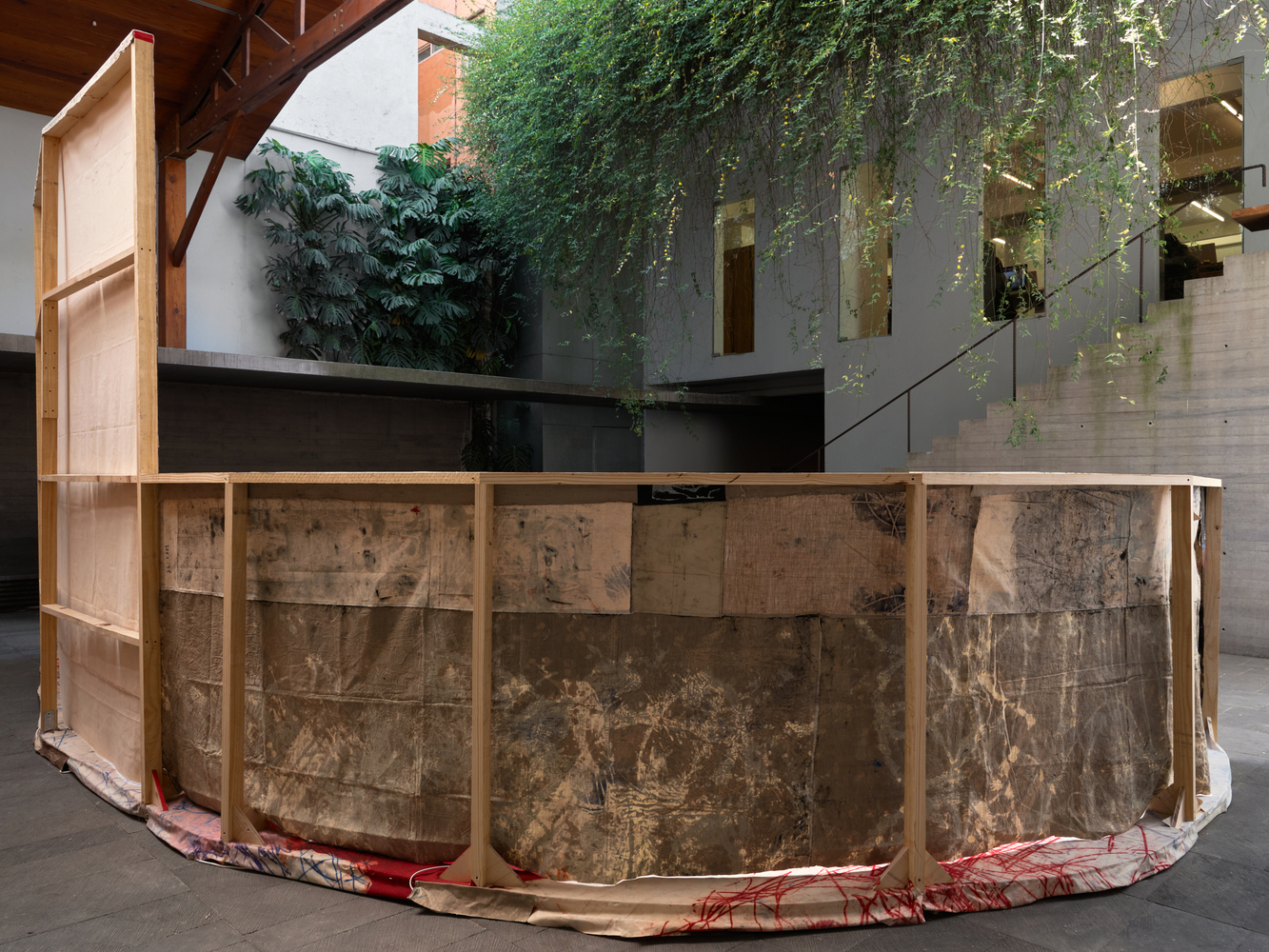 installation view oscar murillo: el pozo de agua, kurimanzutto mexico city, 2025. photo: reinis lismanis, courtesy the artist. copyright &amp;copy;️ oscar murillo⁠