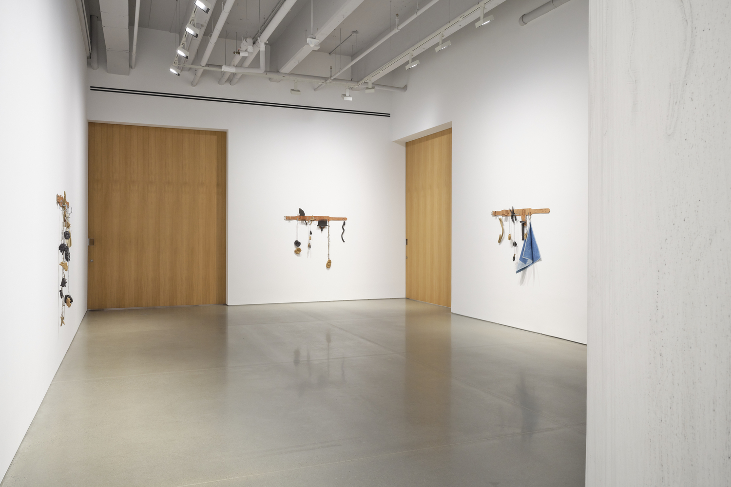 vista de instalaci&amp;oacute;n de mariana castillo deball:&amp;nbsp;serpent disappearances, kurimanzutto, nueva york, 2026. foto: zach hyman