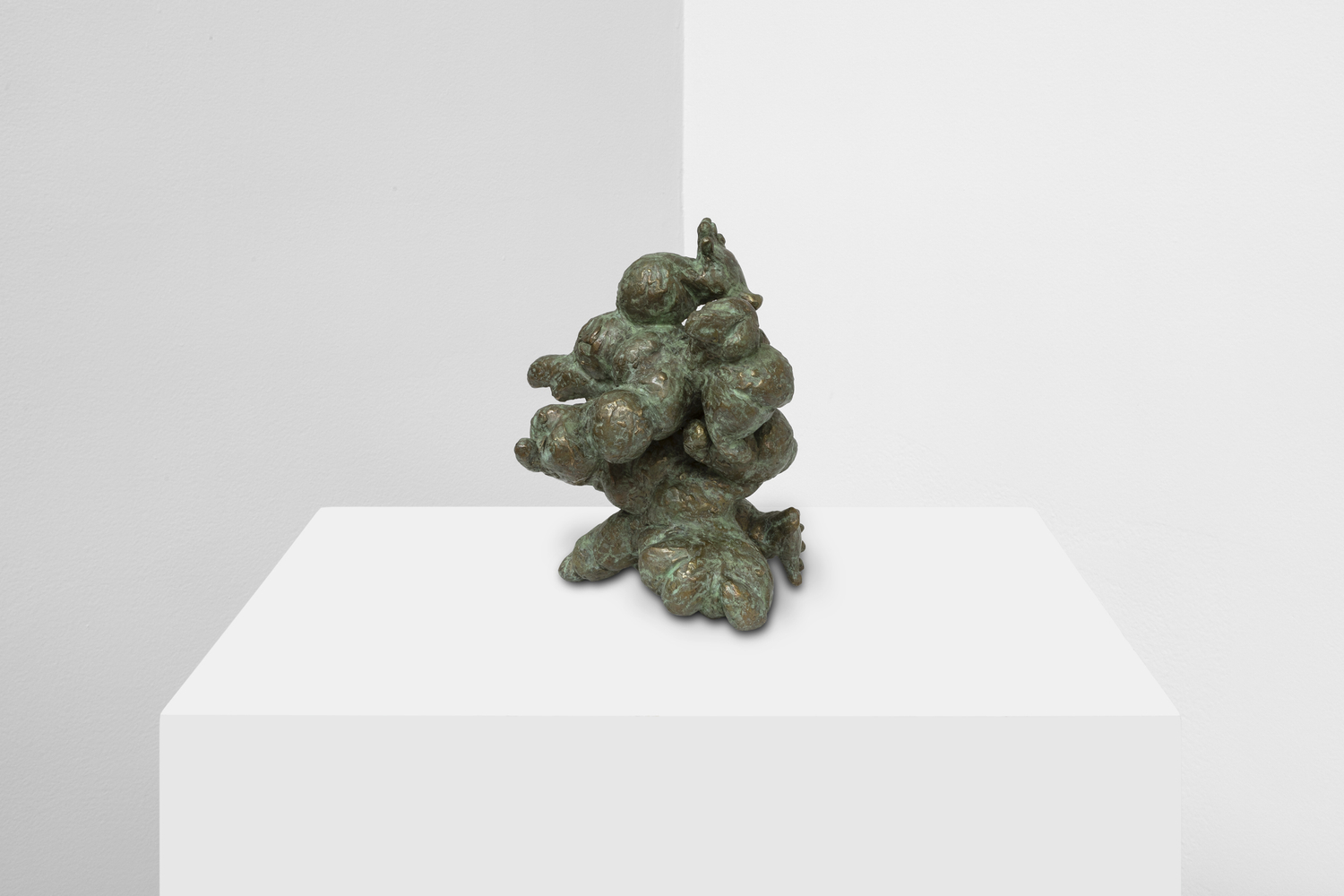 que se vaya la poes&amp;iacute;a si es necesario aqu&amp;iacute; solo queda un poema desecho, 4, 2023, bronce con p&amp;aacute;tina veteada verde, 24 x 19 x 13 cm


&amp;nbsp;
