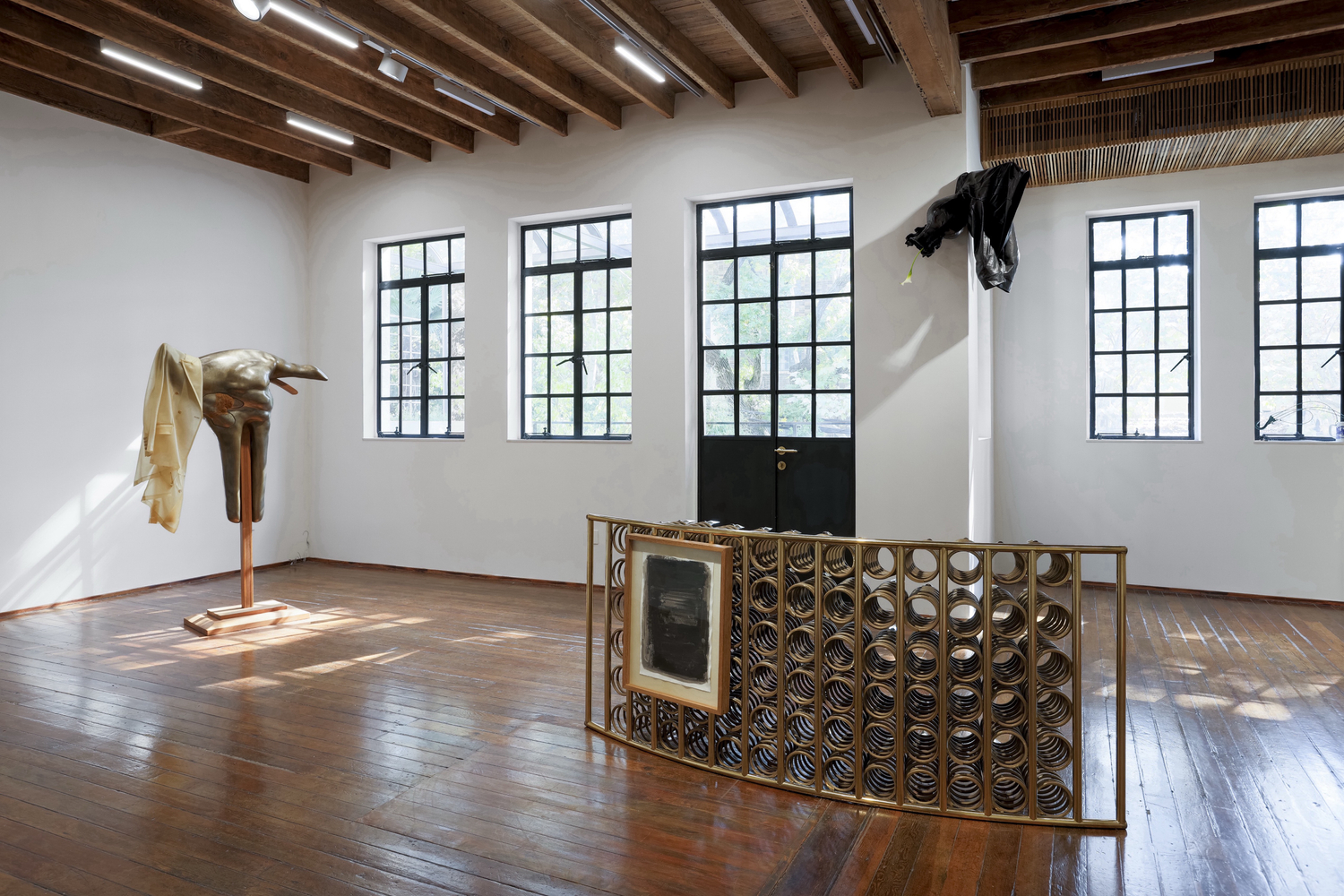 vista de instalaci&amp;oacute;n de b&amp;aacute;rbara s&amp;aacute;nchez-kane:&amp;nbsp;coro de soles menores, cheruby, shanghai, 2025. cortes&amp;iacute;a de cheruby. foto: ling