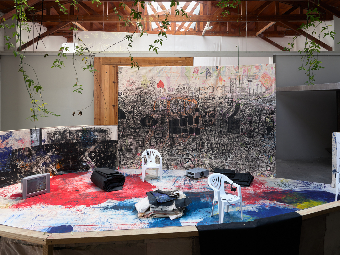 installation view oscar murillo: el pozo de agua, kurimanzutto mexico city, 2025. photo: reinis lismanis, courtesy the artist. copyright &amp;copy;️ oscar murillo⁠