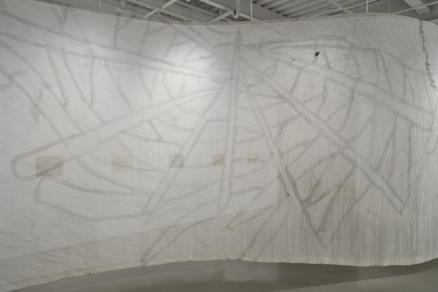 vista de instalaci&amp;oacute;n de mariana castillo deball:&amp;nbsp;serpent disappearances, kurimanzutto, nueva york, 2026. foto: zach hyman