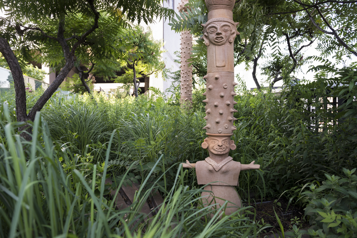 installation view mariana castillo deball: &amp;iquest;qui&amp;eacute;n medir&amp;aacute; el espacio, qui&amp;eacute;n me dir&amp;aacute; el momento?, the high line, new york, 2015. photo: timothy schenck
