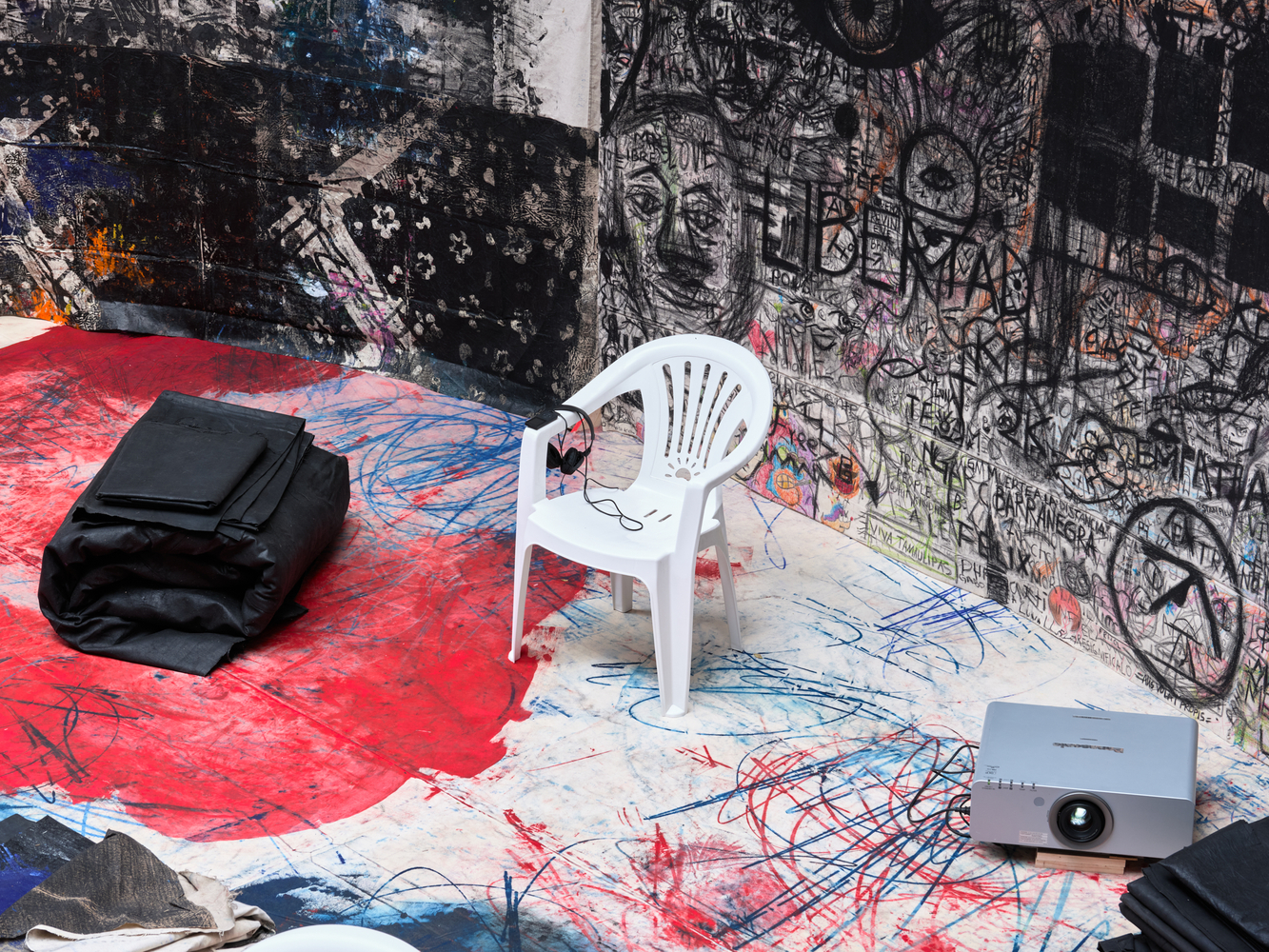 installation view oscar murillo: el pozo de agua, kurimanzutto mexico city, 2025. photo: reinis lismanis, courtesy the artist. copyright &amp;copy;️ oscar murillo⁠