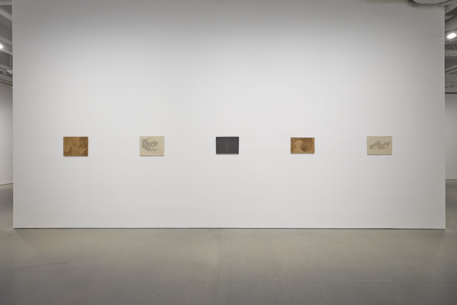 vista de instalaci&amp;oacute;n de mariana castillo deball:&amp;nbsp;serpent disappearances, kurimanzutto, nueva york, 2026. foto: zach hyman