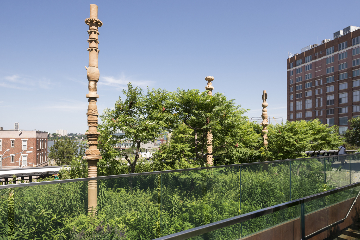 installation view mariana castillo deball: &amp;iquest;qui&amp;eacute;n medir&amp;aacute; el espacio, qui&amp;eacute;n me dir&amp;aacute; el momento?, the high line, new york, 2015. photo: timothy schenck