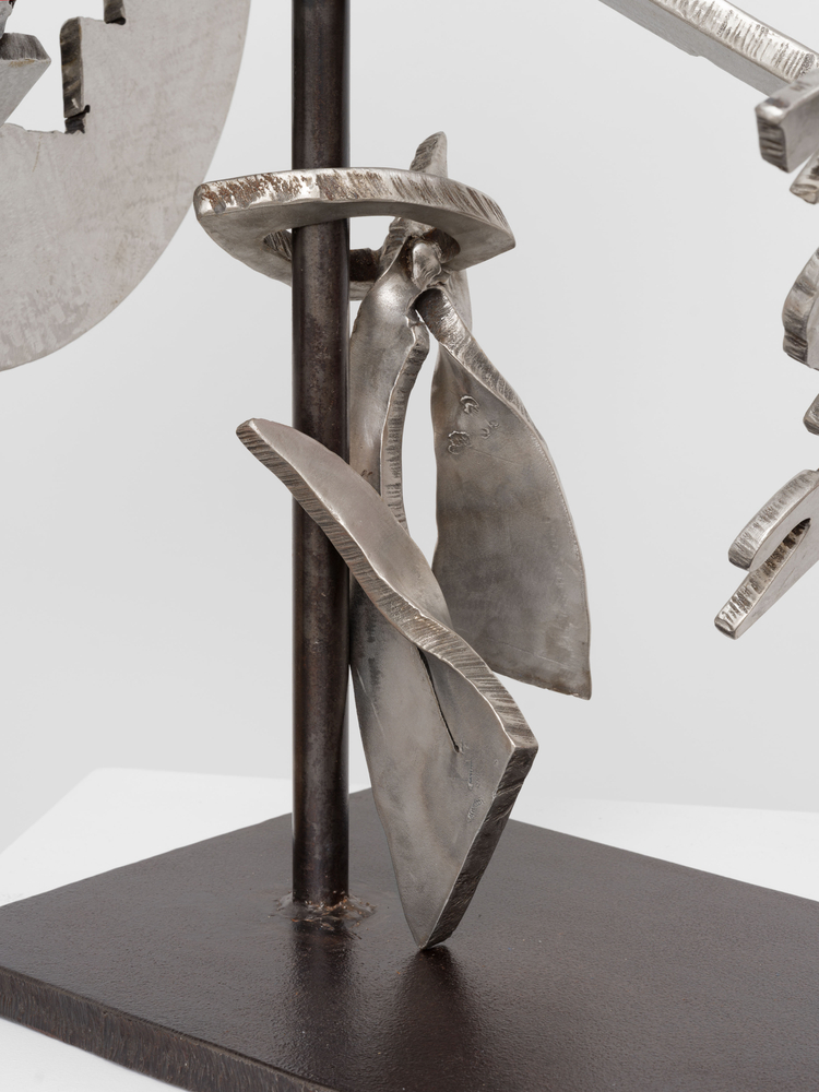 Mark di Suvero
Untitled, 2020
steel, stainless steel
37 1/2 x 34 x 33 in. (95.3 x 86.4 x 83.8 cm)