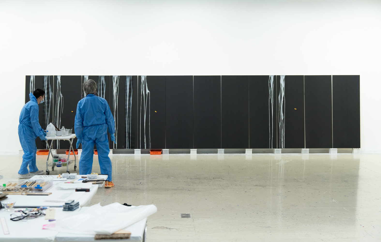 並行して六曲一双の白黒の滝に取り掛かりました。これは7月1日から佐川美術館で初公開の予定です。会場の展示空間を考慮し佐川ホールディングス会長である栗和田榮一・佐川美術館館長とご相談しました。私の最近の色彩を使った作品を多く収蔵している美術館ですが、そのさらに先を行く新作としてこの作品に取り掛かっています。半年かかって制作をします。