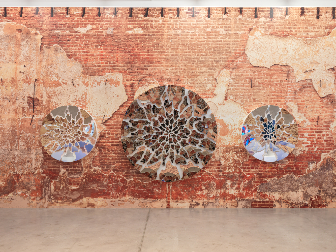 Installation view, Doug Aitken, HOWL, Galerie Eva Presenhuber, Maag Areal, Zurich, 2023