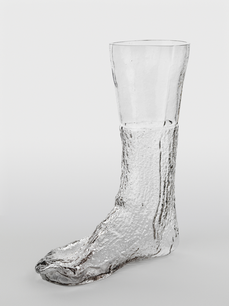 Jacky

2010

Glass

Sculpture 32 x 26 x 11 cm / 12 5/8 x 10 1/4 x 4 3/8 in

Pedestal 100 x 50 x 50 cm / 39 3/8 x 19 5/8 x 19 5/8 in

&amp;copy; Valentin Carron