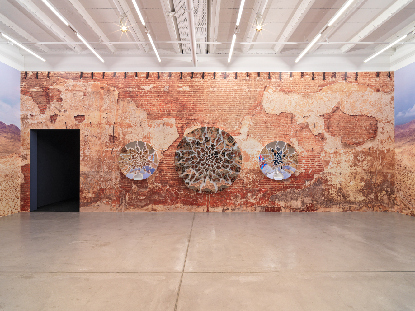 Installation view, Doug Aitken, HOWL, Galerie Eva Presenhuber, Maag Areal, Zurich, 2023