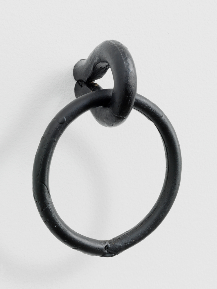 Archa&amp;iuml;que fade cercle

2011

Cast bronze, black lacquer

Unique

12 x 9 x 6 cm / 4 3/4 x 3 5/8 x 2 3/8 in

&amp;copy; Valentin Carron