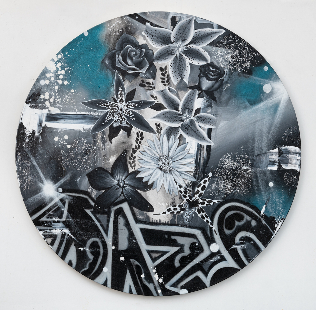 Chris &amp;quot;Daze&amp;quot; Ellis
Grey Scale Florista, 2024
acrylic and spray paint on canvas
48 ins. diameter
121.9 cm