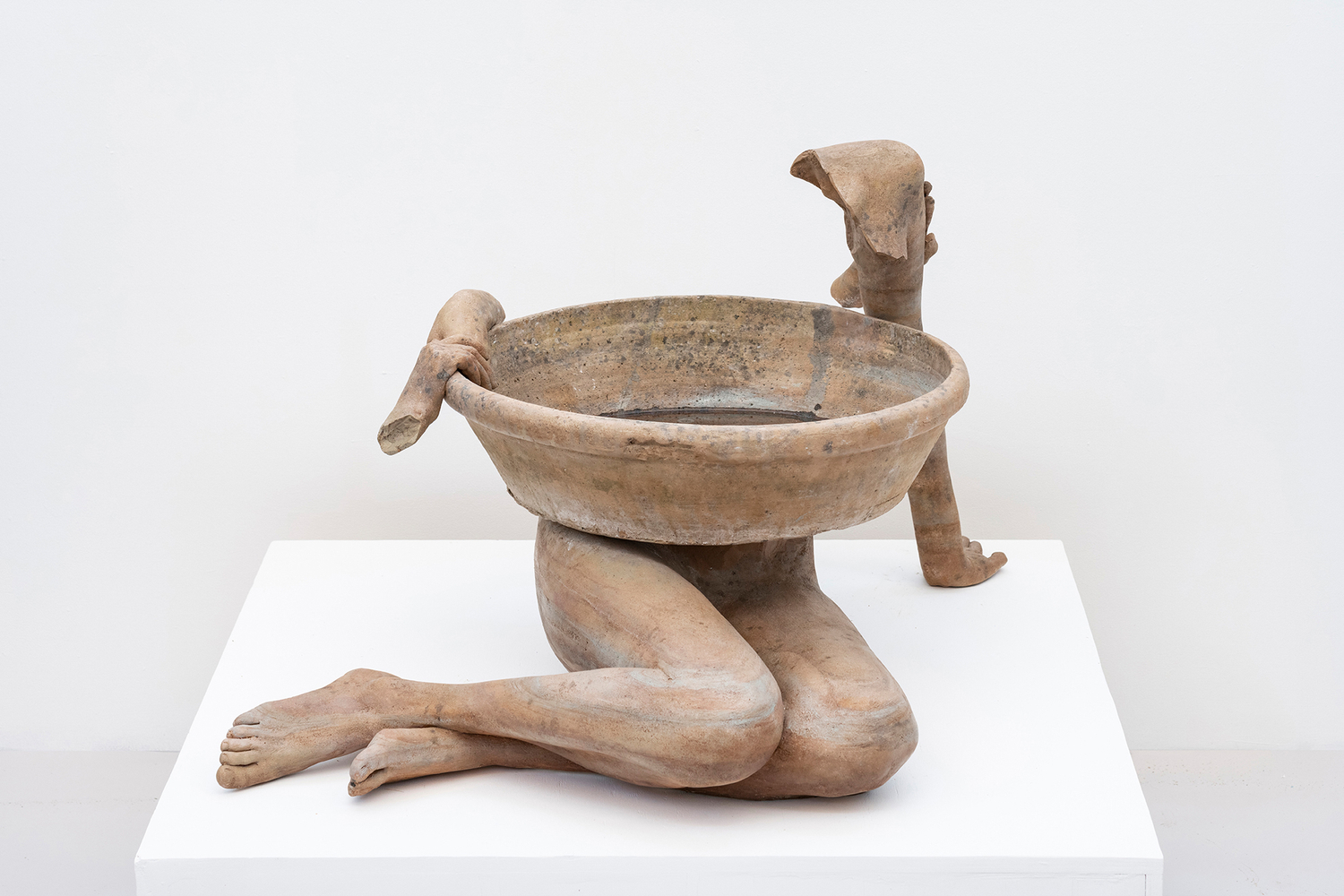 Clementine Keith-Roach
Mirror, 2022
terracotta bowl, jesmonite, paint, steel and wood armature, resin
25 1/4 x 43 1/4 x 31 1/2 ins.
64 x 110 x 80 cm