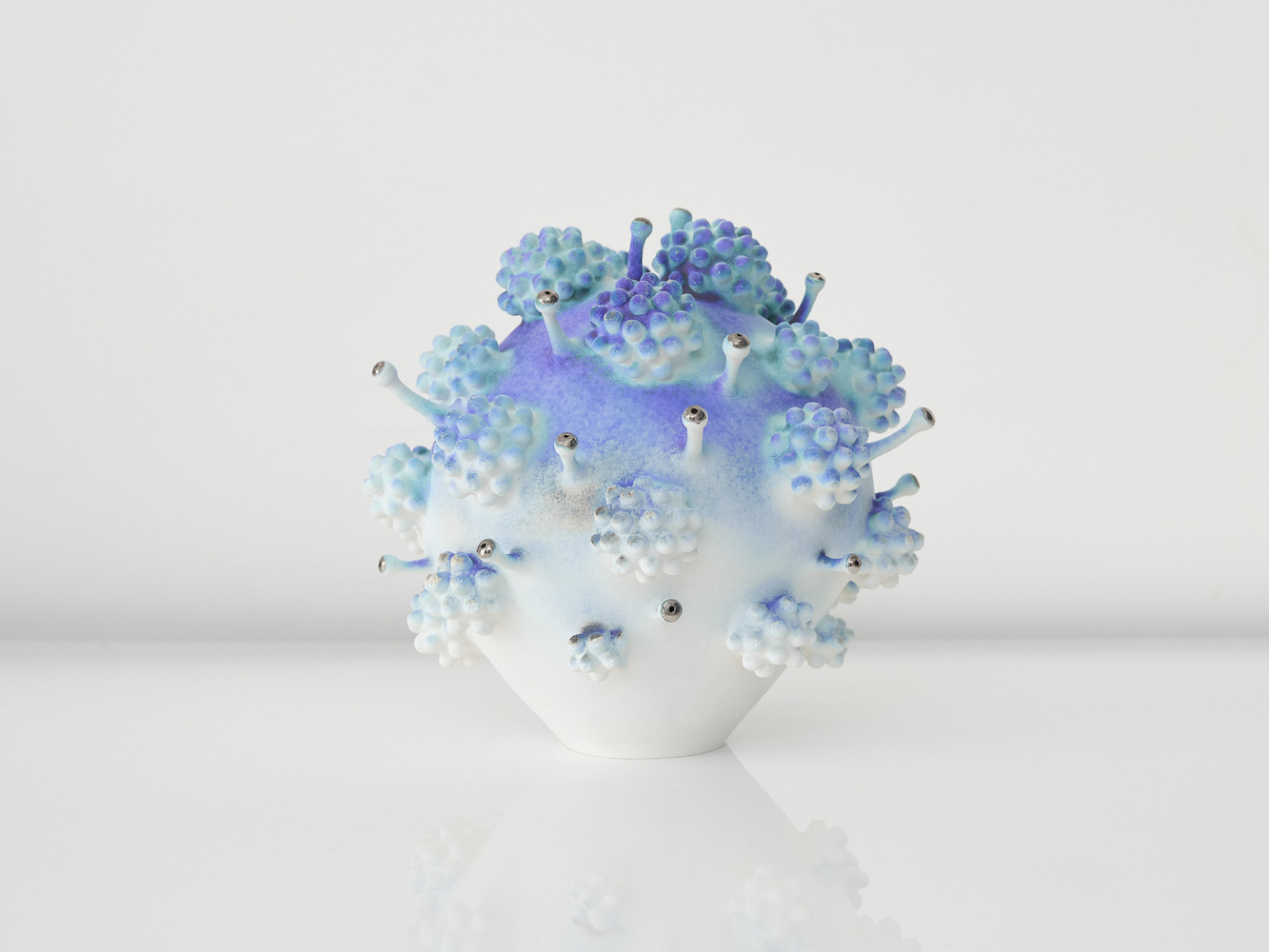 EVA ZETHRAEUS

Cobalt Cloud with Platinum Details, 2025

Glazed porcelain, platinum

13.75&amp;quot; H x 15&amp;quot; Dia.