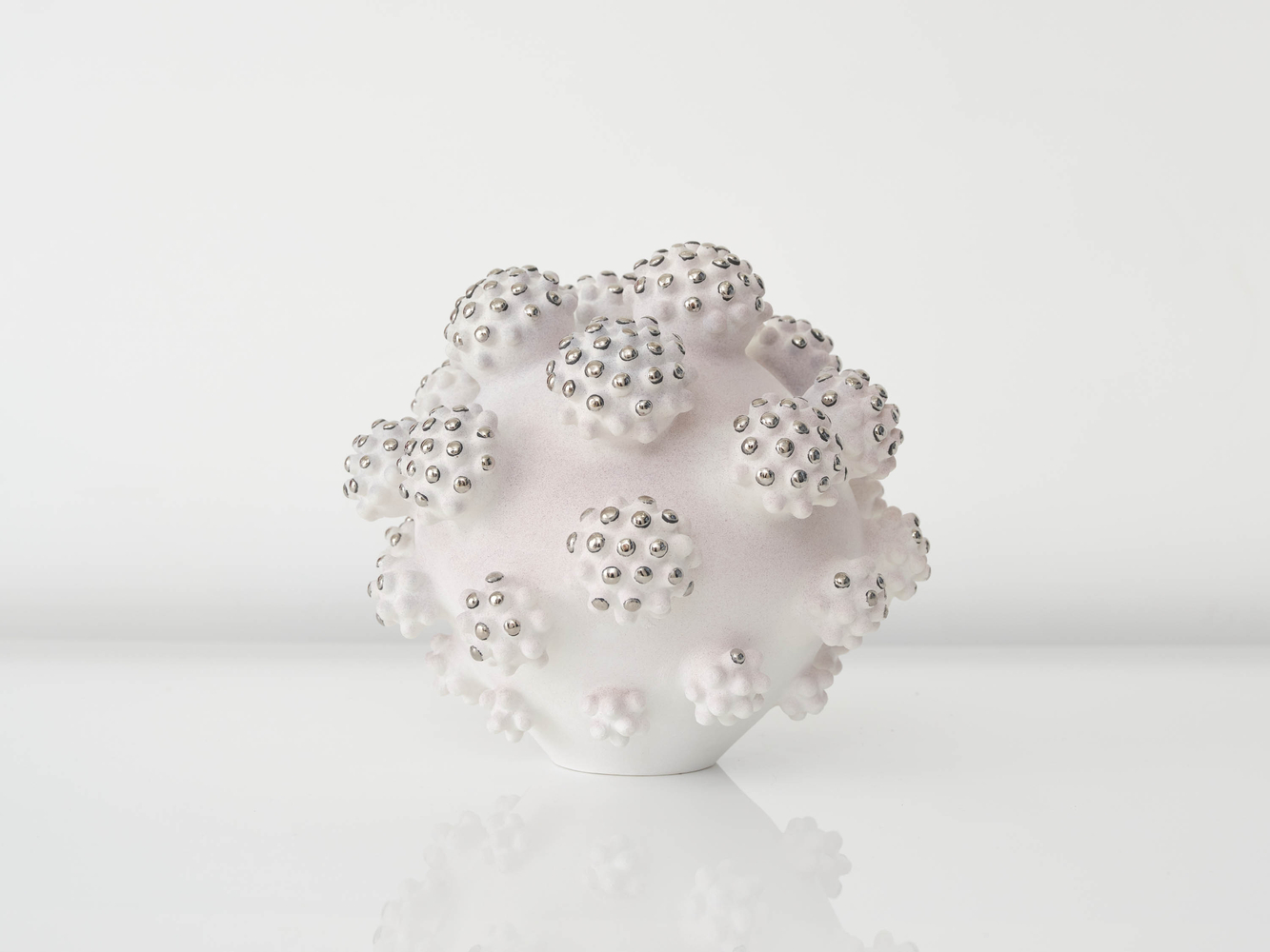 EVA ZETHRAEUS

Soft Pink Orb Cluster with Platinum Details, 2025

Glazed porcelain, platinum

13.75&amp;quot; H x 13.75&amp;quot; Dia.