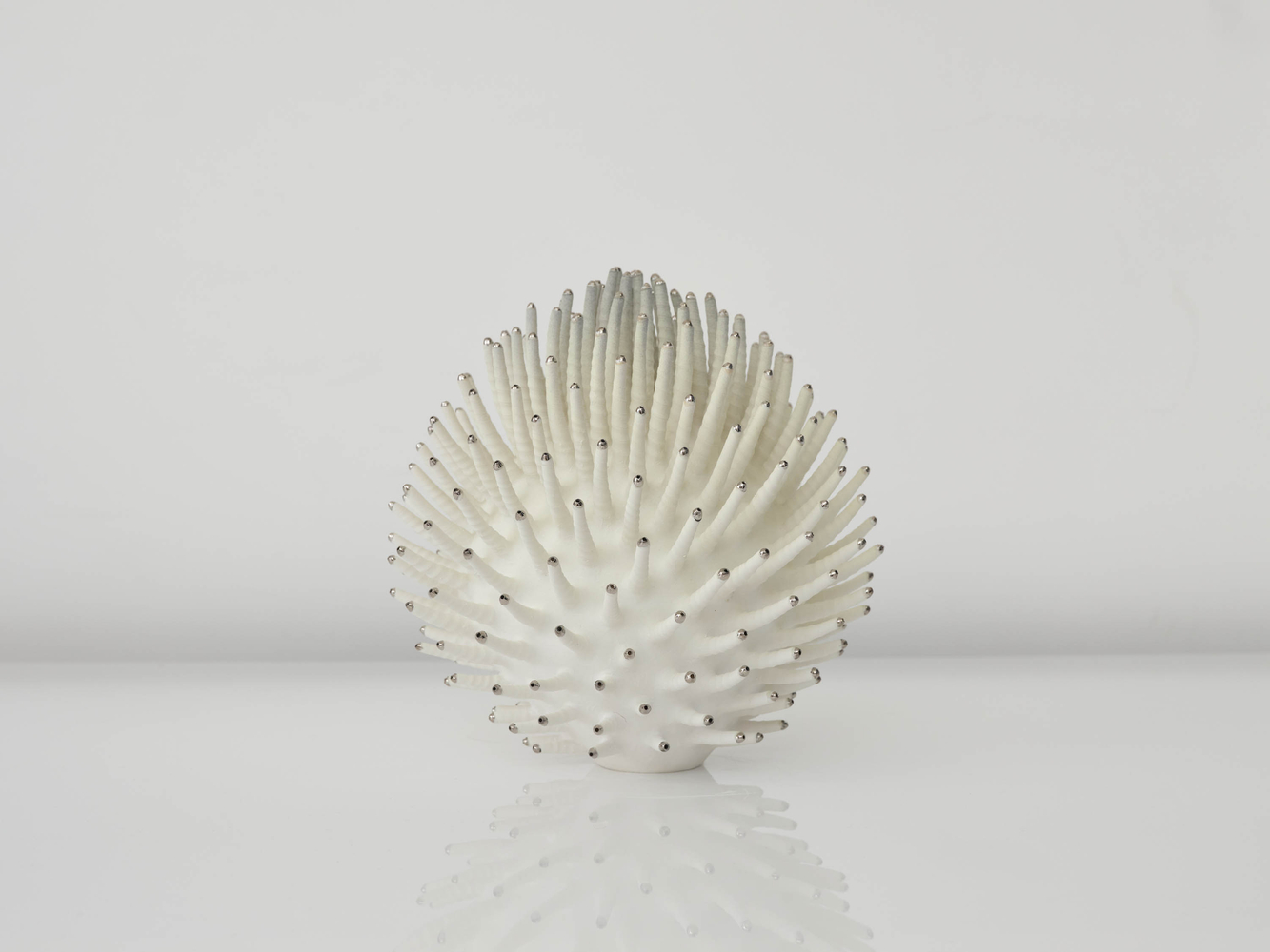 EVA ZETHRAEUS

Pale Yellow Calliandra with Platinum Details, 2025

Glazed porcelain, platinum

10.5&amp;quot; H x 9&amp;quot; Dia.