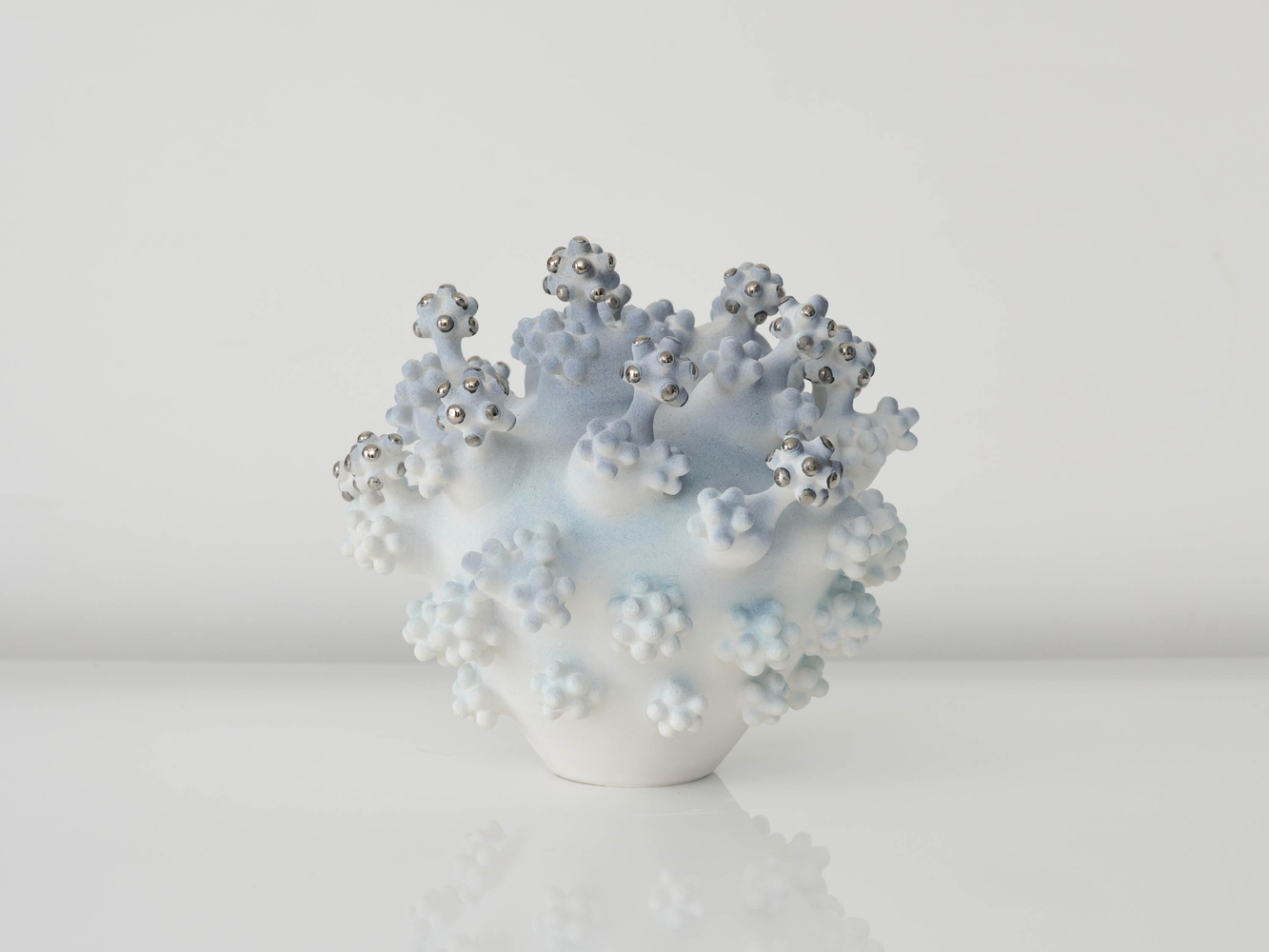 EVA ZETHRAEUS

Turquoise Millipora Cluster with Platinum Details, 2025

Glazed porcelain, platinum

14&amp;quot; H x 14.5&amp;quot; Dia.