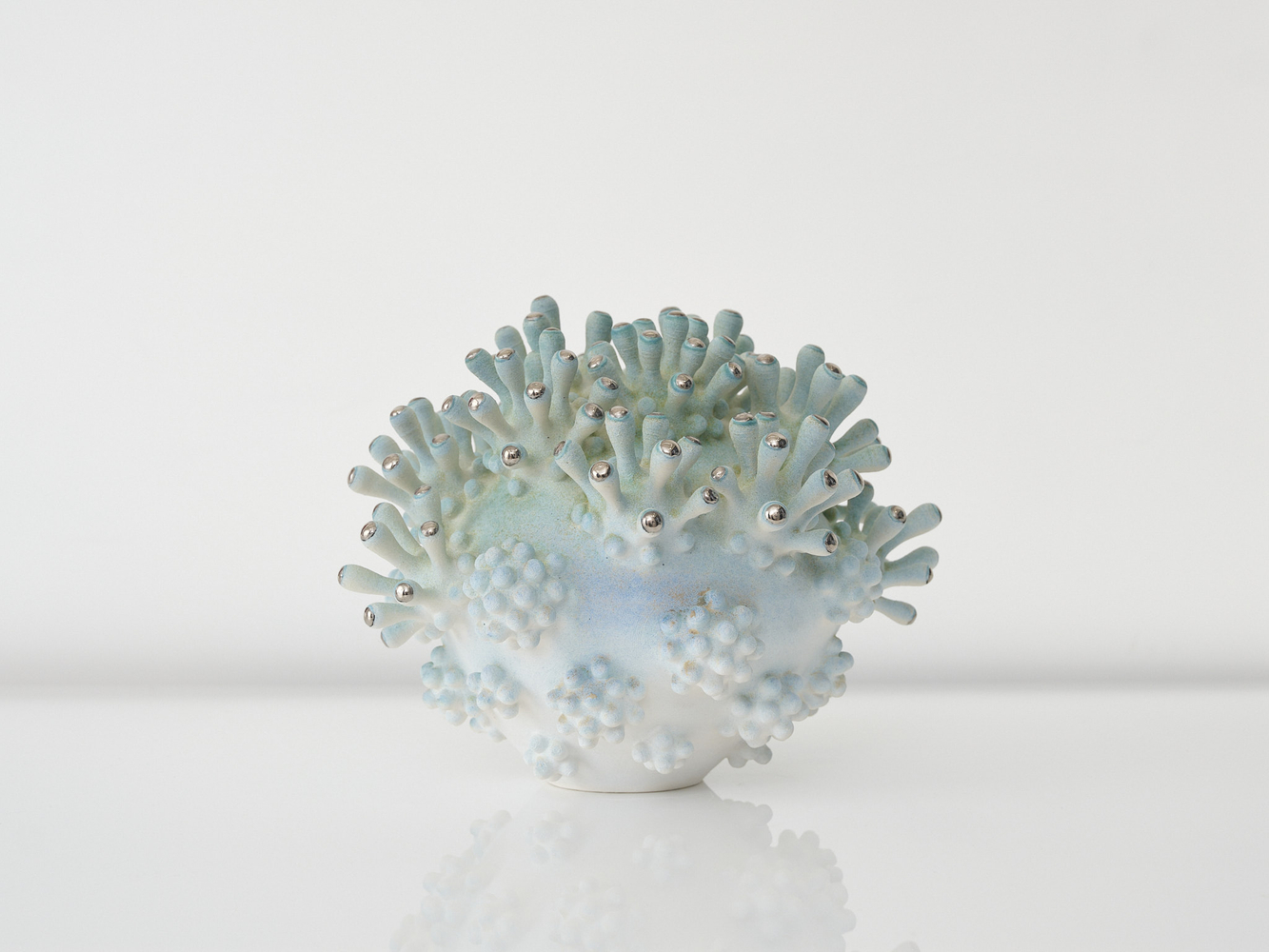 EVA ZETHRAEUS

Green Orb Cluster with Platinum Details, 2025

Glazed porcelain, platinum

13&amp;quot; H x 14&amp;quot; Dia.