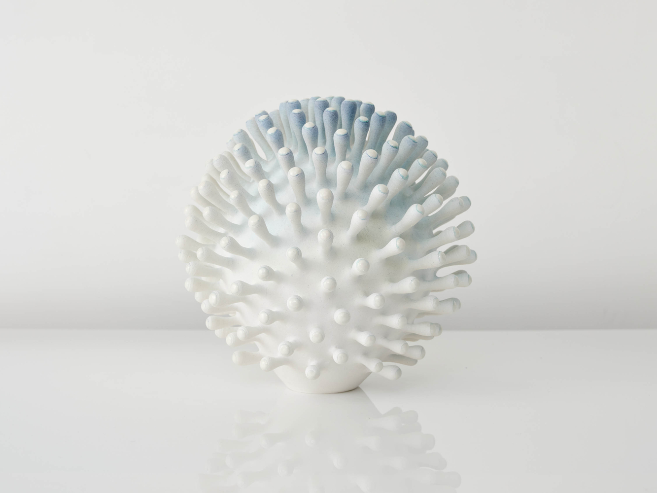 EVA ZETHRAEUS

Pale Capsula Cluster with White Details, 2026

Glazed porcelain, platinum

15.25&amp;quot; H x 14&amp;quot; Dia.