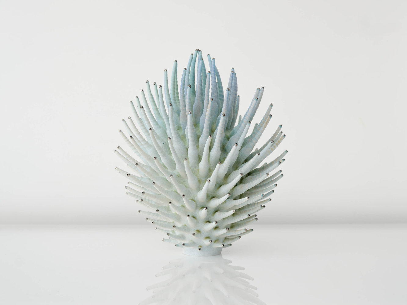 EVA ZETHRAEUS

Sea Green Calliandra with Platinum Details, 2025

Glazed porcelain, platinum

20.75&amp;quot; H x 15.25&amp;quot; Dia.