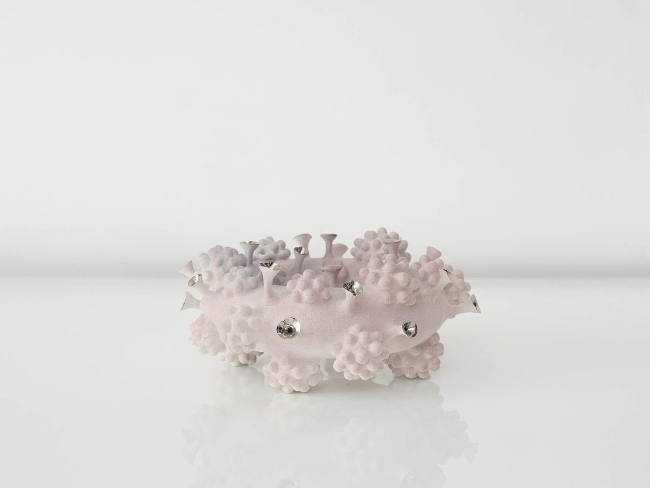 EVA ZETHRAEUS

Pale Pink Orb Cluster with Platinum Details, 2026

Glazed porcelain, platinum

6&amp;quot; H x 13&amp;quot; Dia.