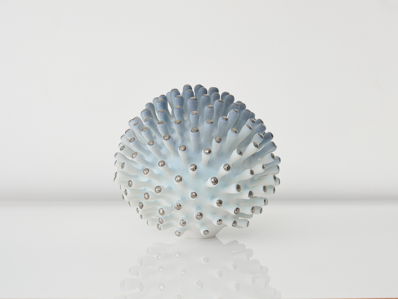 EVA ZETHRAEUS

Blue Orb with Platinum Details, 2025

Glazed porcelain, platinum

12.5&amp;quot; H x 13&amp;quot; Dia.