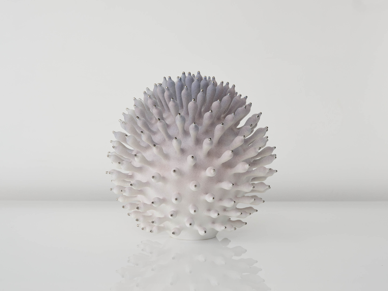 EVA ZETHRAEUS

Lavender Cluster with Platinum Details, 2025

Glazed porcelain, platinum

15.25&amp;quot; H x 14.5&amp;quot; Dia.