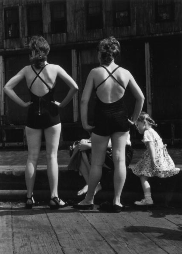 Ruth Orkin, Two Women at Gansevoort Pier, 1948