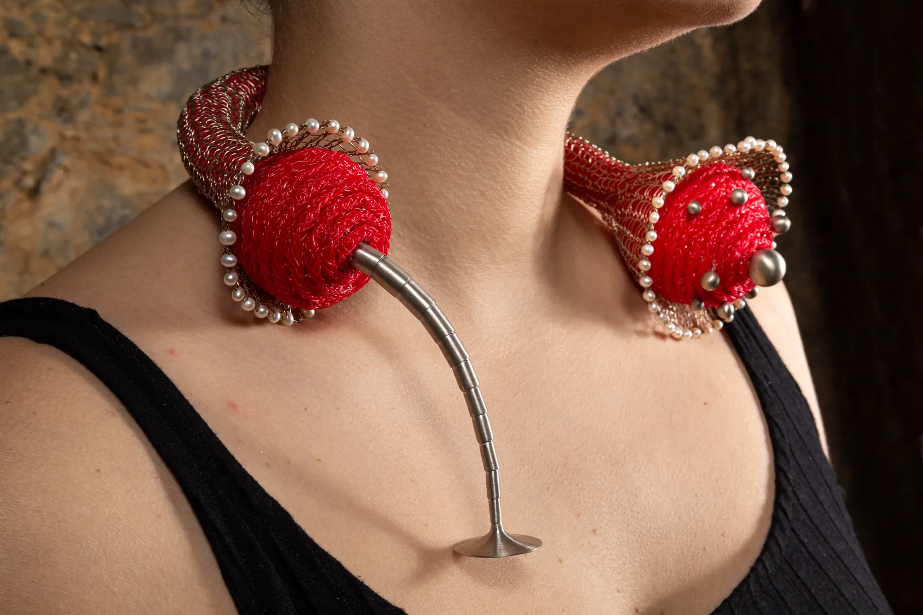 Maria Nepomuceno, e Antonio Bernardo Microcosmos 10: Colar vermelho com radiolária, 2015