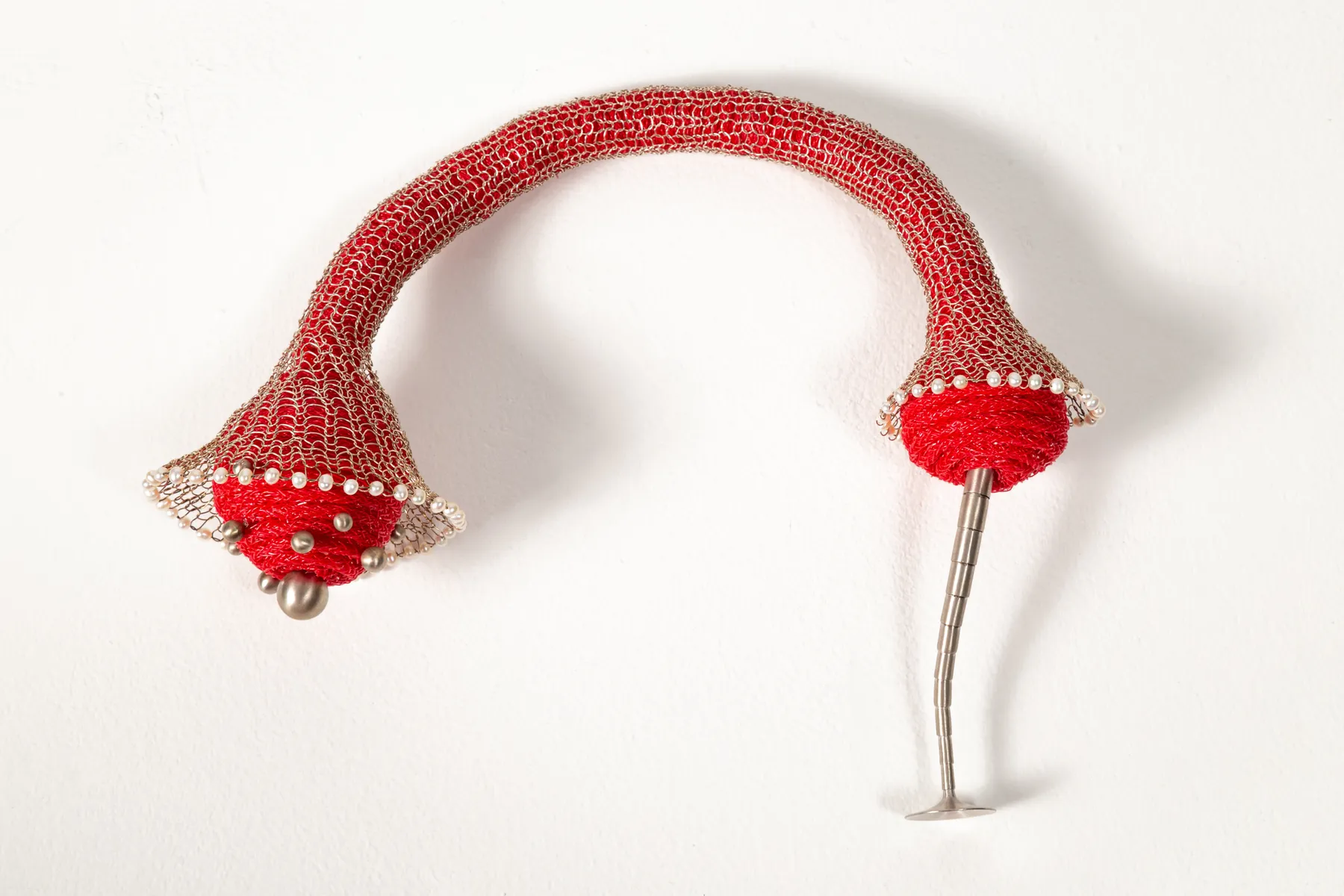 Maria Nepomuceno, e Antonio Bernardo Microcosmos 10: Colar vermelho com radiolária, 2015