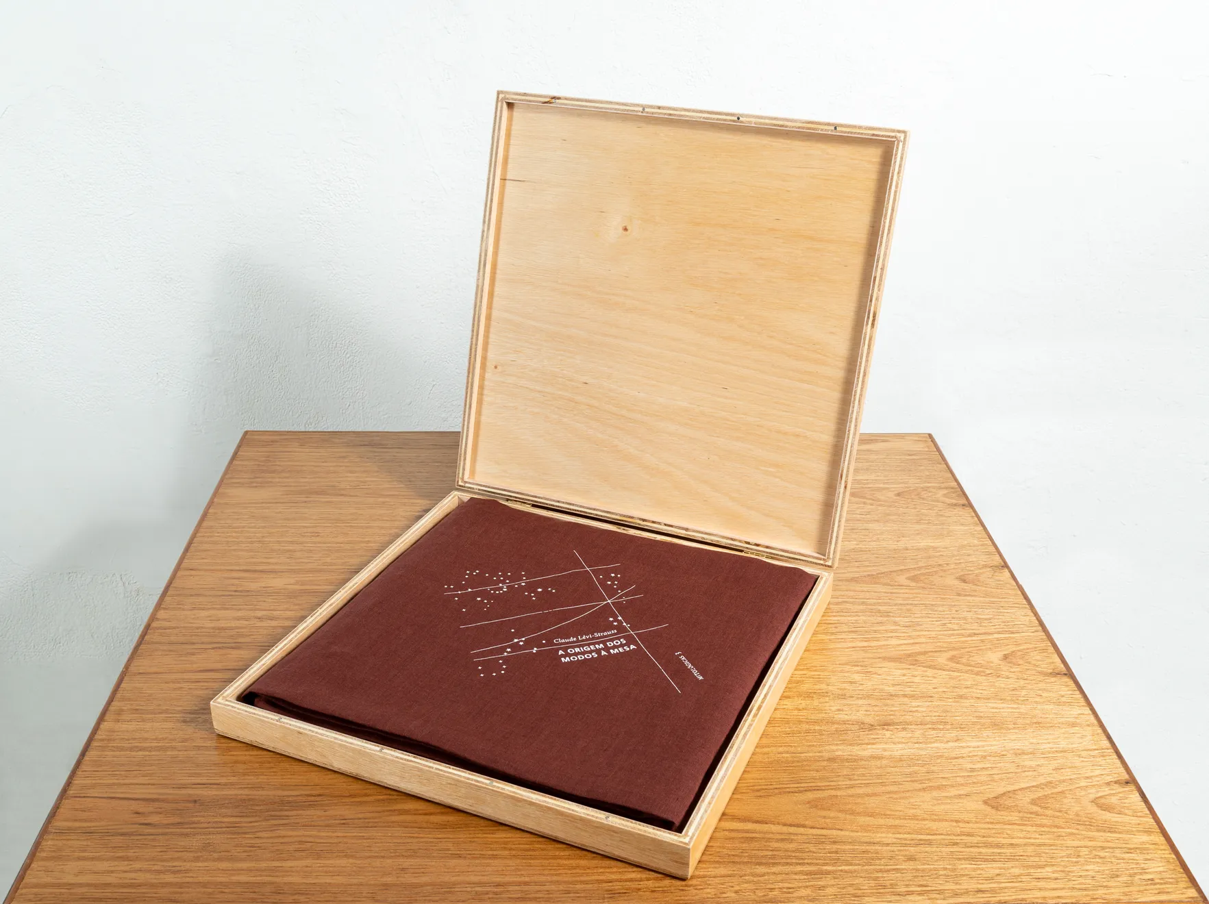 Renata Lucas, Os modos à mesa (mitológicas 3), 2020