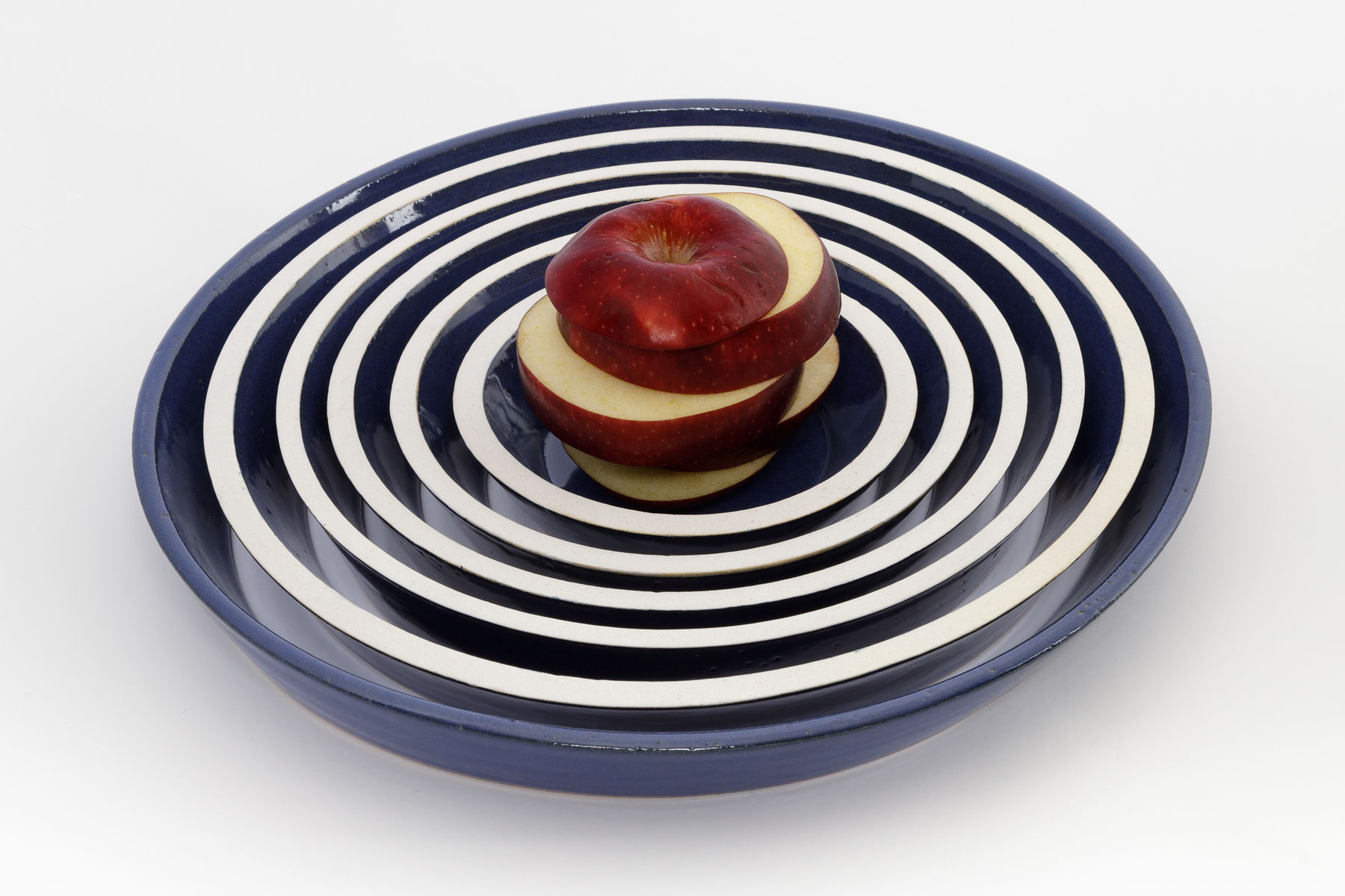 Ana Linnemann, Natureza-morta (fruteira e maçã), 2018-2022