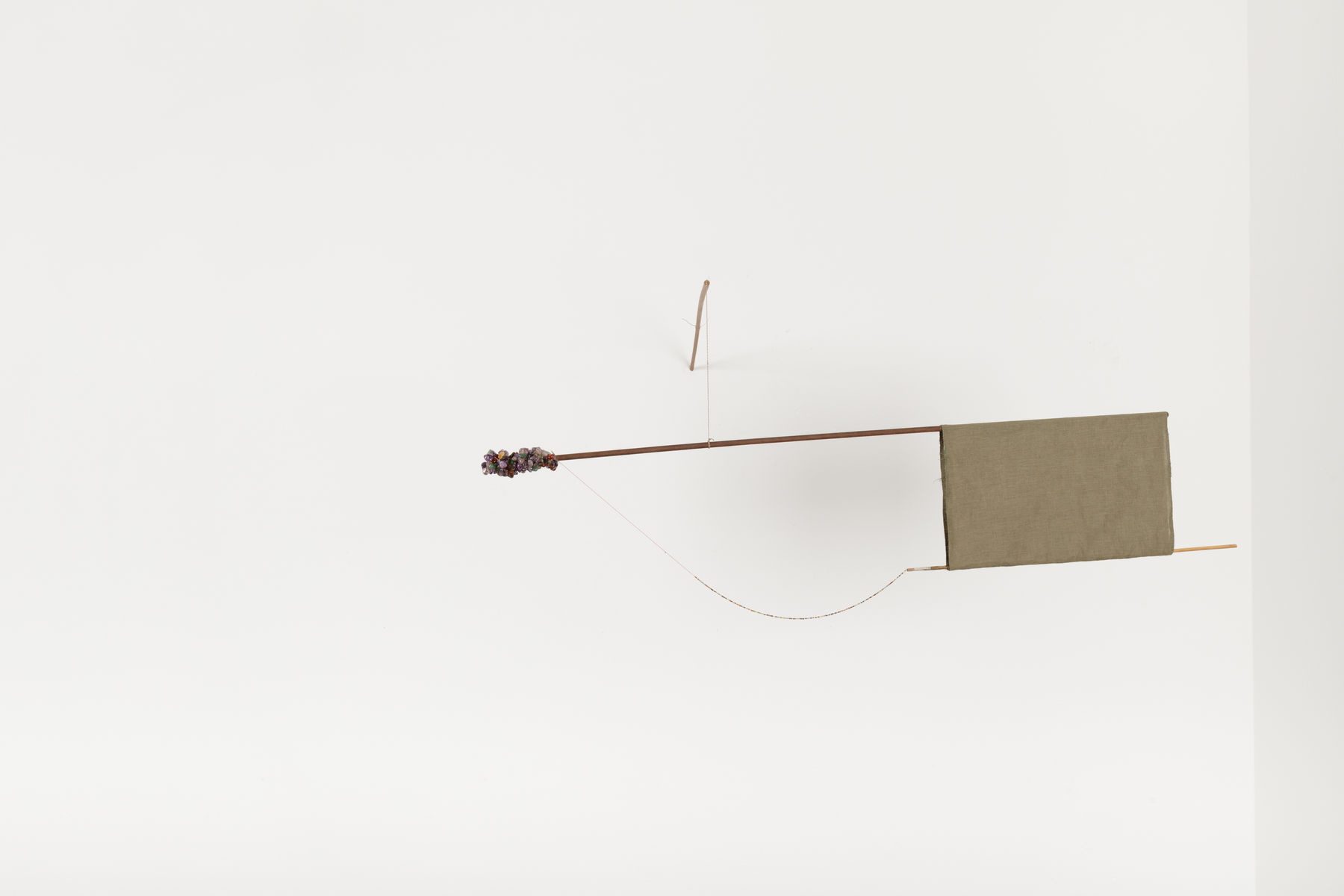 João Modé, Móbile com pedras, 2022