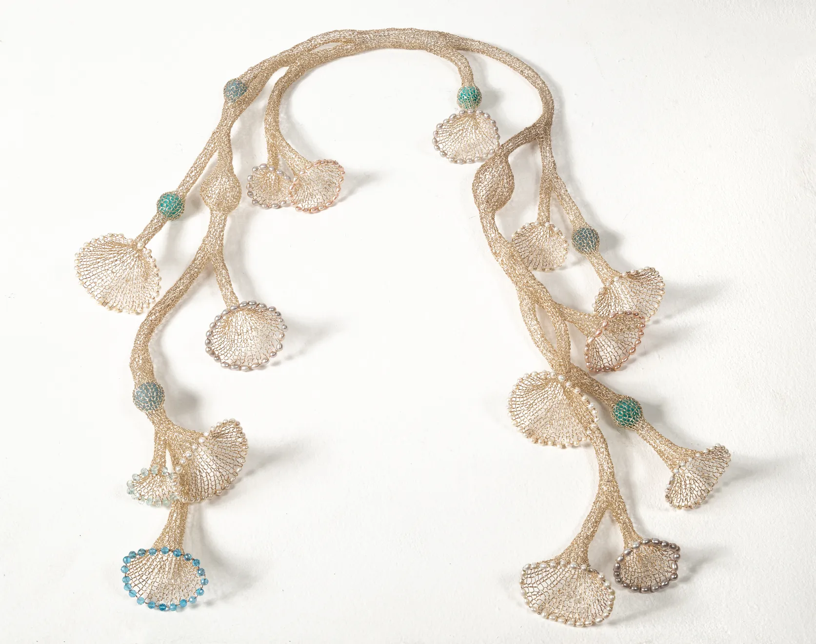 Maria Nepomuceno, e Antonio Bernardo Microcosmos 8 Obra Colar Crochê Bocas, 2015