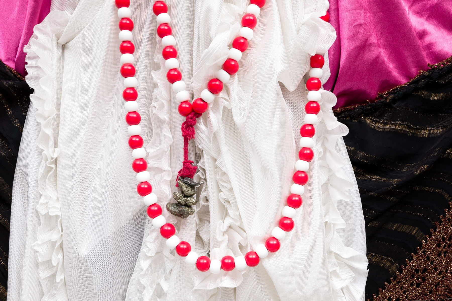 Novíssimo Edgar, Manto Egungun de Favela ou Parangolé Tupinambá, 2023